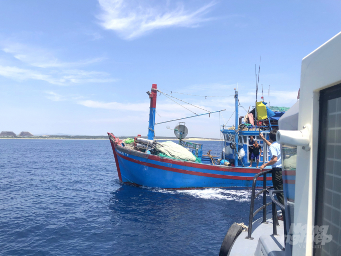 Lực lượng chức năng dừng tàu cá đánh bắt gần bờ để kiểm tra. Ảnh: Vũ Đình Thung.
