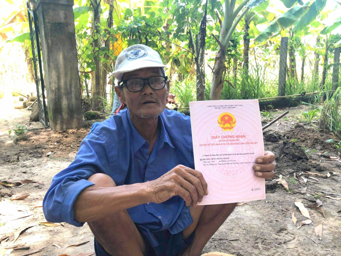 Một hộ dân ở xã Canh Hòa (huyện Vân Canh, Bình Định) sau 10 năm mới nhận được giấy chứng nhận quyền sử dụng đất nhưng giờ không biết đất mình được cấp nằm ở vị trí nào. Ảnh: Vũ Đình Thung.