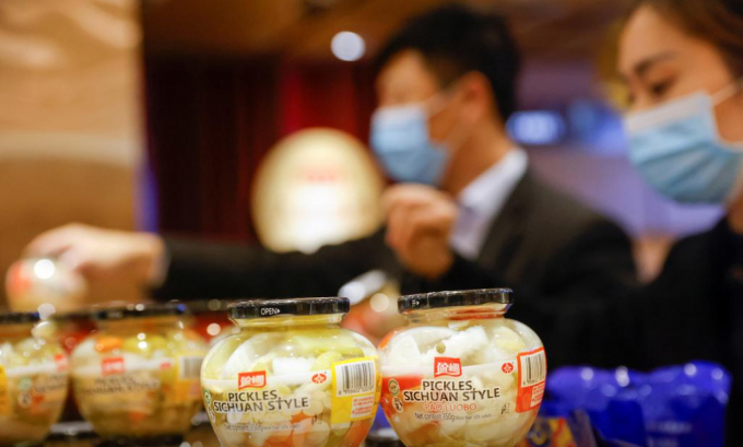 Món dưa muối Pao Cai bày bán ở các siêu thị Bắc Kinh hôm 1/12. Ảnh: Reuters