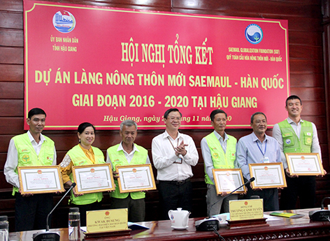 Phó Chủ tịch Thường trực UBND tỉnh Trương Cảnh Tuyên (giữa) trao bằng khen của UBND tỉnh cho các tập thể tại hội nghị. Ảnh: Tuấn Phát.