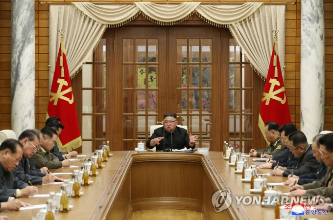 Ông Kim Jong-un chủ trì cuộc họp Bộ Chính trị hôm 30/11. Ảnh: Yonhap/KCNA