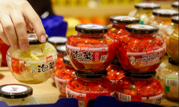 Món dưa muối Pao Cai bày bán ở các siêu thị Bắc Kinh hôm 1/12. Ảnh: Reuters