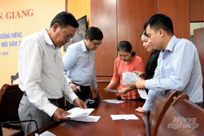 Văn phòng Điều phối NTM Kiên Giang kiểm phiếu tại cuộc họp xét huyện Giồng Riềng và Gò Quao đạt chuẩn huyện NTM năm 2020, với 100% đại biểu tán thành. Ảnh: Trung Chánh.