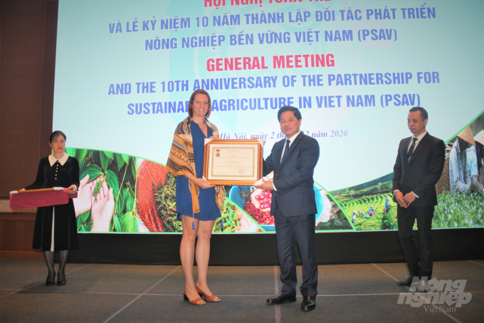 Thứ trưởng Lê Quốc Doanh trao bằng khen của Bộ NN-PTNT cho bà Marion Martinez, Tổng Giám đốc Công ty TNHH Yara Việt Nam. Ảnh: Phạm Hiếu.