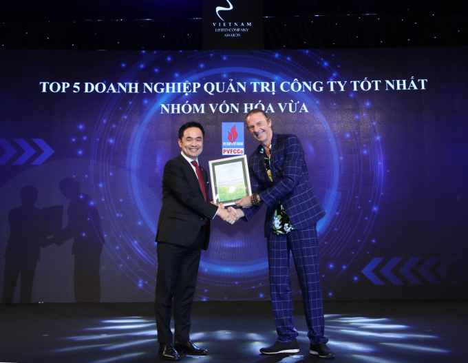 Ông Louis T. Nguyễn, Thành viên HĐQT độc lập đại diện PVFCCo nhận kỷ niệm chương do Ban tổ chức. Ảnh: Đức Trung.