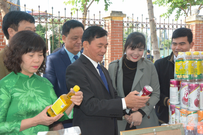 Ông Nguyễn Phùng Hoan, Phó Chủ tịch UBND tỉnh cùng lãnh đạo Sở NN-PTNT Nam Định tham quan các gian hàng trưng bày sản phẩm OCOP. Ảnh: Mai Chiến.