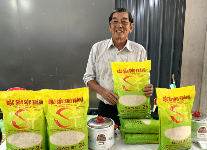 Aanh hùng lao động Hồ Quang Cua và sản phẩm gạo ngon nhất thế giới ST25. Ảnh: HĐ