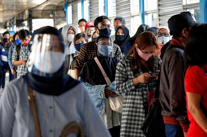 Indonesia hiện vẫn đang là ổ dịch lớn nhất khu vực khiến nền kinh tế có nguy cơ lâm vào khủng hoảng. Ảnh: Reuters 