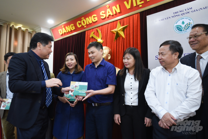Ông Lê Quốc Thanh trao tài liệu tập huấn cho các học viên. Ảnh: Tùng Đinh.