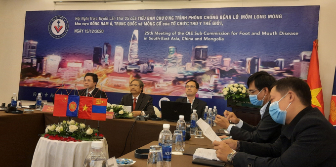 Ông Phạm Văn Đông (giữa), Cục trưởng Cục Thú y Việt Nam tham dự Hội nghị trực tuyến lần thứ 25 của Tiểu ban phòng chống bệnh LMLM khu vực Đông Nam Á,Trung Quốc và Mông Cổ. Ảnh: Nguyên Huân.