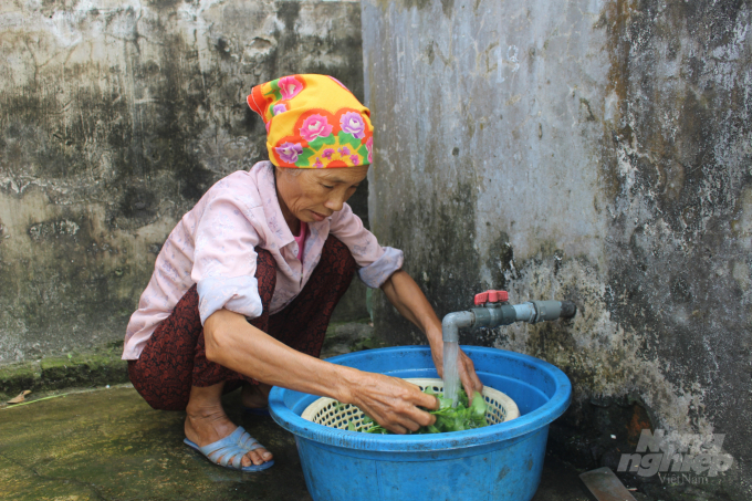 Người dân Thái Bình vui mừng khi được sử dụng nước sạch. Ảnh: Mai Chiến.