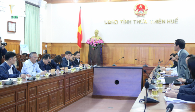 Thứ trưởng Phùng Đức Tiến và Đoàn công tác Bộ NN-PTNT làm việc với UBND tỉnh Thừa Thiên - Huế. Ảnh: Tiến Thành.