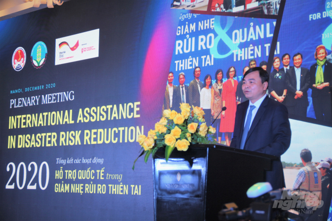 Thứ trưởng Nguyễn Hoàng Hiệp chủ trì Chương trình tổng kết các hoạt động hỗ trợ quốc tế trong giảm nhẹ rủi ro thiên tai tại Hà Nội ngày 16/12. Ảnh: Phạm Hiếu.