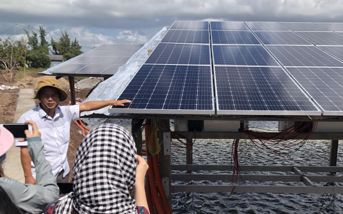 Lắp tấm pin mặt trời ở vùng nuôi tôm Bạc Liêu.