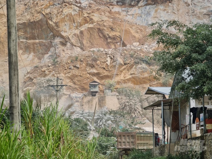 Mỏ đá của Công ty TNHH Đạo Tú Thanh Phát hoạt động gây ô nhiễm môi trường khiến người dân bức xúc. Ảnh: Đào Thanh.