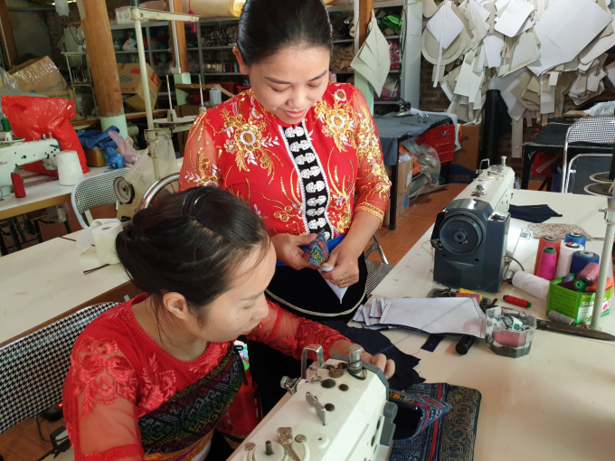 Phụ nữ Hòa Bình ngoài làm nông còn tham gia may mặc các mặt hàng thổ cẩm. Ảnh: Văn Việt.