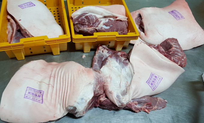 Thịt lợn được đóng dấu kiểm dịch trước khi đưa ra ngoài thị trường. Ảnh: An Lãng.