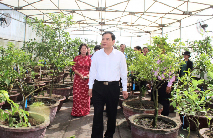 Bộ trưởng Nguyễn Xuân Cường lưu ý Viện Cây ăn quả Miền Nam cần phát huy tiềm năng, tích cực chuyển giao khoa học kỹ thuật để xứng tầm là chỗ dựa cho nhà vườn. Ảnh: Minh Đảm.