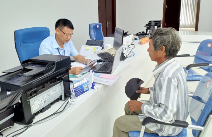 Cán bộ nông nghiệp tại Trung tâm Hành chính công tỉnh Quảng Ninh hướng dẫn người dân đến làm việc. Ảnh: Anh Thắng.