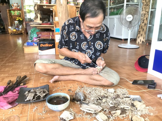Anh Nguyễn Thành Tánh (59 tuổi), thợ xỉa trầm chuyên nghiệp trong cơ sở trầm hương của anh Nguyễn Hữu Trí. Ảnh: Vũ Đình Thung.