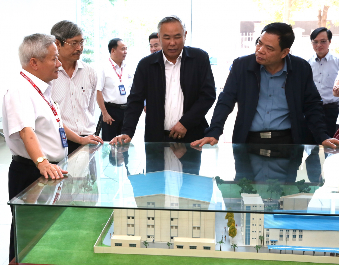 Ông Phạm Quang Thái, Chủ tịch công ty Cổ phần Navetco giới thiệu mô hình nhà máy của Navetco với Bộ trưởng Nguyễn Xuân Cường. Ảnh: Hồng Thủy.