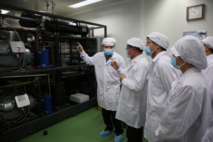 Bộ trưởng Nguyễn Xuân Cường thăm dây chuyền sản xuất vacxin của Navetco. Ảnh: Hồng Thủy.