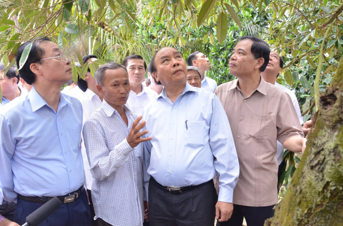 Thủ tướng Nguyễn Xuân Phúc trong chuyến đi kiểm tra vùng cây ăn trái tại tỉnh Tiền Giang ngày 23/9/2020. Ảnh: Minh Đảm.