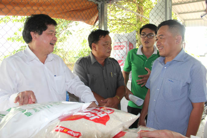 Thứ trưởng Lê Quốc Doanh (bìa trái) trao đổi với một lãnh đạo HTX nông nghiệp tại tỉnh Hậu Giang. Ảnh: Tuấn Phát.