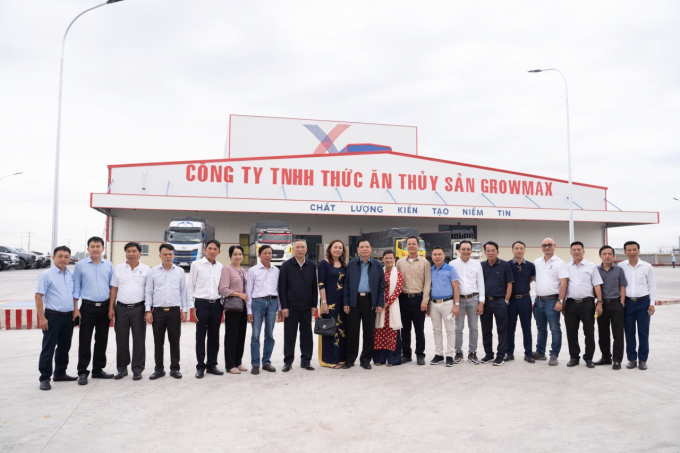 Bộ trưởng Nguyễn Xuân Cường chụp hình lưu niệm với lãnh đạo nhà máy và các đại lý của Công ty TNHH Thức ăn thuỷ sản GROWMAX.