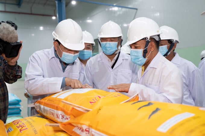 Bộ trưởng Nguyễn Xuân Cường đang xem các chỉ số chất lượng sản phẩm thức ăn thủy sản GROWMAX.