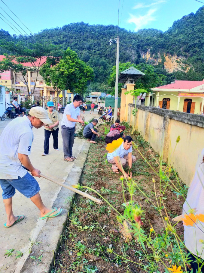 Hoạt động trồng hoa của Hội cựu chiến binh tại khu dân cư. ảnh Hương My