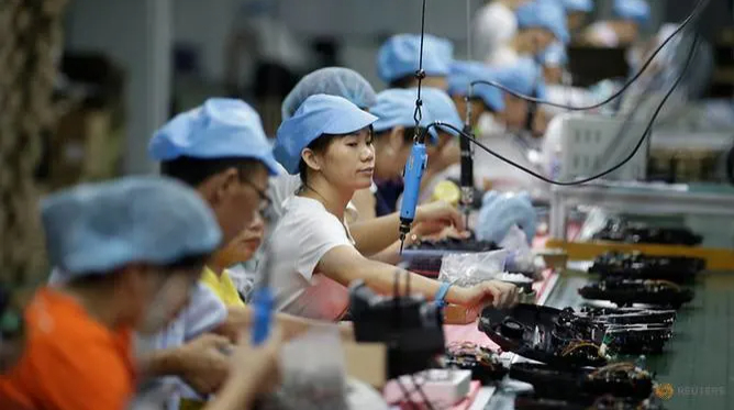 Nhân viên nhà máy lắp ráp robot hút bụi ở Thâm Quyến, Trung Quốc. Ảnh: Reuters