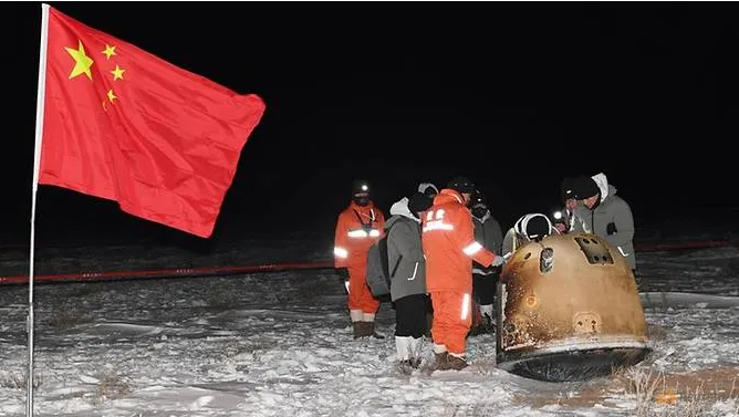 Tàu Thường Nga 5 (Chang'e-5) hạ cánh xuống Khu tự trị Nội Mông, hoàn thành sứ mệnh khám phá Mặt Trăng ngày 17/12/2020. Ảnh: THX