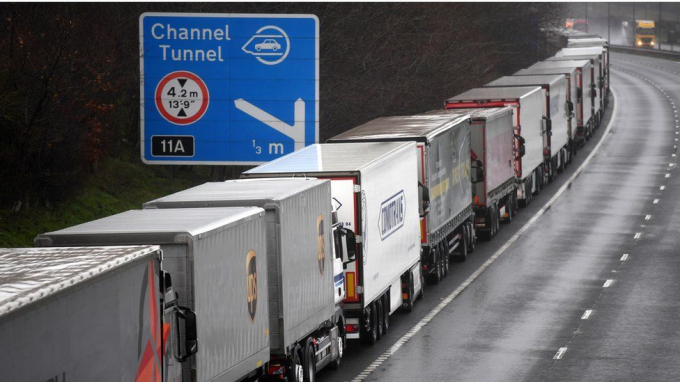 Hàng dài xe tải nằm chết dí trên cao tốc nước Anh do lệnh đóng cửa biên giới của Pháp. Ảnh: EPA.
