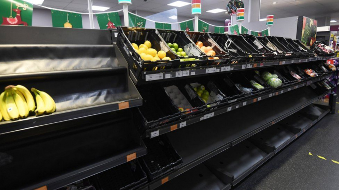 Nhiều khay chứa rau củ quả trong siêu thị tại Anh trống trơn vì hết đồ bán. Ảnh: EPA.
