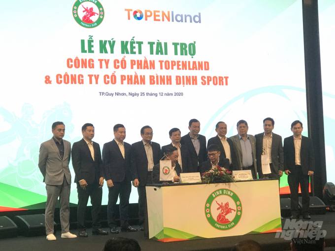 Nhà tài trợ ký kết hợp đồng tài trợ với Công ty CP Bình Định Sport. Ảnh: Vũ Đình Thung.