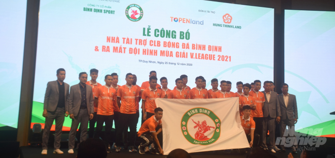 Đội bóng Topenlend Bình Định FC ra mắt đội hình mới tham gia mùa giải V.League 2021. Ảnh: Vũ Đình Thung.