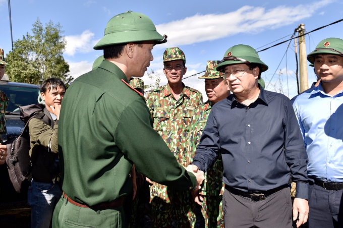 Phó Thủ tướng Trịnh Đình Dũng - Phó Trưởng Ban chỉ đạo Trung ương về phòng, chống thiên tai kiểm tra công tác khắc phục hậu quả mưa bão, sạt lở đất và tìm kiếm cứu nạn tại Quảng Nam. Ảnh: TT.