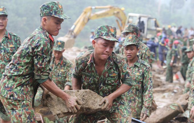 Bộ đội bới đất đá tìm kiếm các nạn nhân mất tích trong vụ sạt lở núi ở nóc ông Đề, thôn 1, xã Trà Leng hôm 30/10. Ảnh: Đắc Thành.