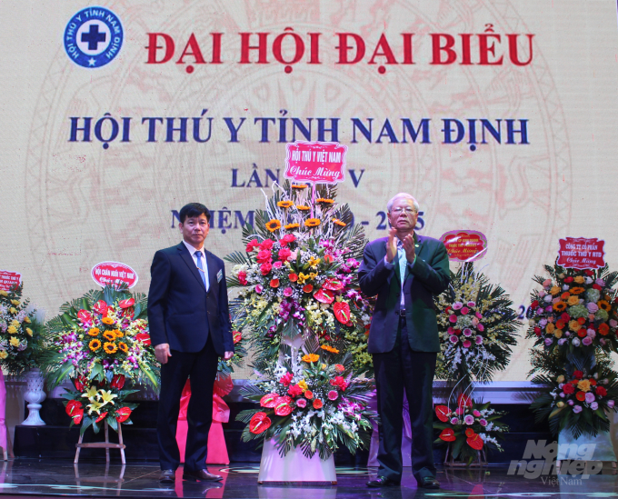 Lãnh đạo Hội Thú y Việt Nam (phải) tặng hoa chúc mừng Hội Thú y Nam Định. Ảnh: Mai Chiến.