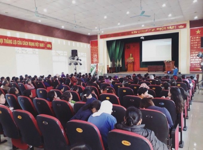 Cán bộ Vinaseed tập huấn kỹ thuật sản xuất lúa vụ Đông Xuân 2020 -2021 tại Hưng Yên. Ảnh: Vinaseed.
