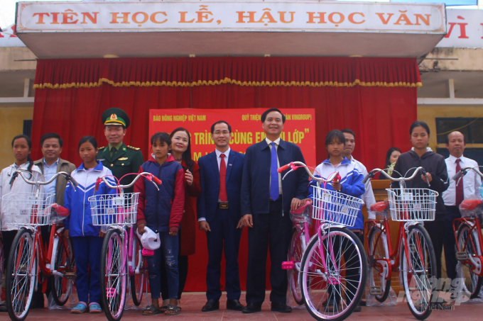 Ông Võ Văn Hưng, Phó Bí thư Tỉnh ủy, Chủ tịch UBND tỉnh Quảng Trị cùng nhà tài trợ và lãnh đạo các Sở, ngành trao xe đạp cho các em học sinh. Ảnh: Công Điền.