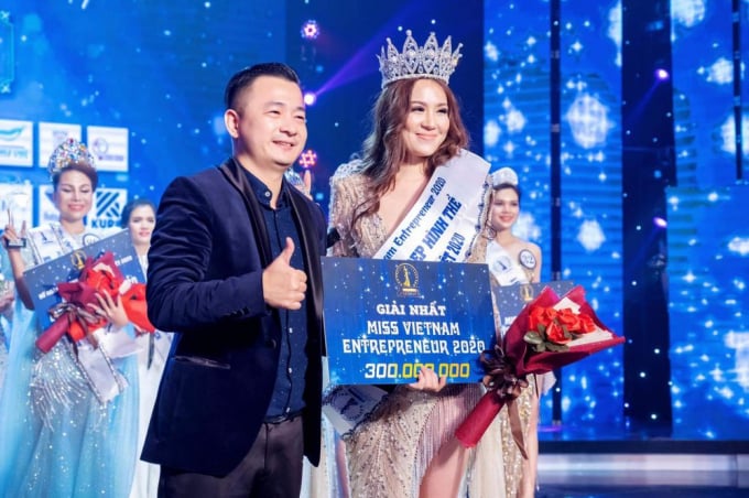 Trao giải nhất cuộc thi Hoa hậu Doanh nhân Sắc đẹp Việt 2020.