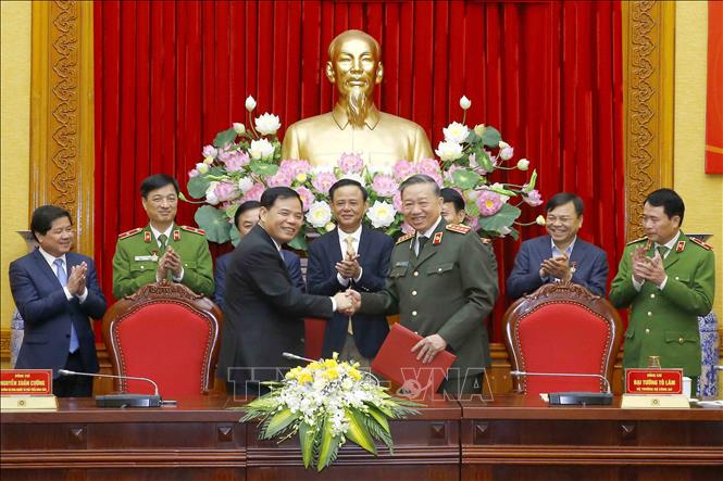 Bộ trưởng Công an Tô Lâm và Bộ trưởng NN-PTNT Nguyễn Xuân Cường ký Quy chế phối hợp giữa hai bộ. Ảnh: TTXVN.