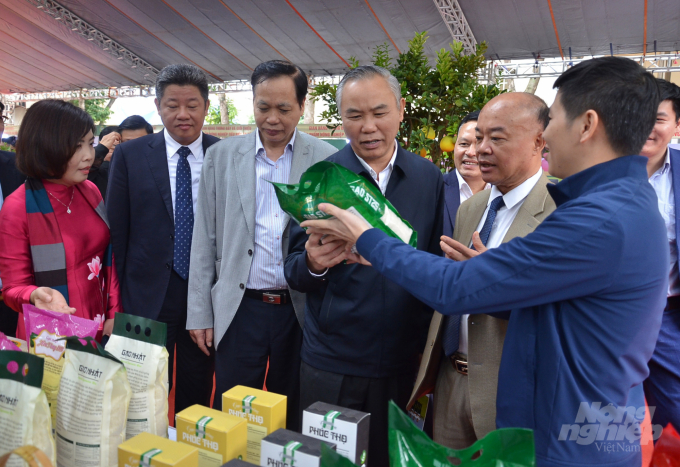 Thứ trưởng Bộ Nông nghiệp và PTNT Phùng Đức Tiến không ngớt lời ngợi khen sản phẩm chuỗi của Hà Nội. Ảnh: NNVN.