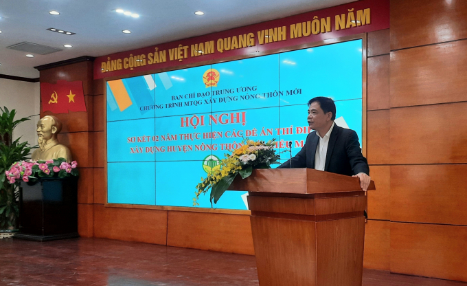 Theo Bộ trưởng Bộ NN-PTNT Nguyễn Xuân Cường, xây dựng nông thôn mới là dòng chảy liên tục, chỉ có điểm khởi đầu, không có kết thúc và nông thôn mới kiểu mẫu là một phần trong dòng chảy đó. Ảnh: Nguyên Huân.