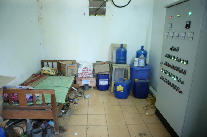 Kho chứa hóa chất xử lý nước thải nhếch nhác tại Bệnh viện Đa khoa tỉnh Hải Dương. Ảnh: Minh Phúc.