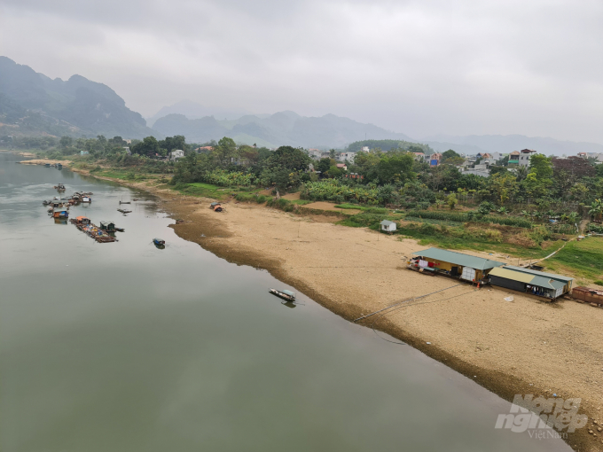 Mực nước sông Lô tại Tuyên Quang hiện nay chỉ còn hơn 10m, đây là mực nước thấp kỷ lục trong lịch sử. Ảnh: Đào Thanh.
