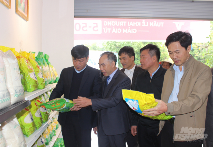 Nguyễn Văn Hữu, Phó Chánh Văn phòng Điều phối NTM Nam Định (ngoài cùng bên phải) tham quan cửa hàng trưng bày sản phẩm OCOP trên địa bàn tỉnh. Ảnh: Mai Chiến.