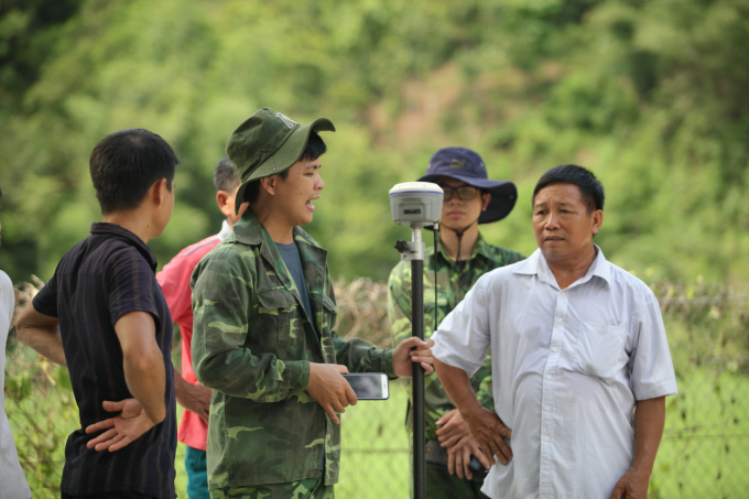 Các thành viên của Dự án Rừng và Đồng bằng Việt Nam hướng dẫn các chủ rừng kiến thức quản lý rừng bền vững. Ảnh: VFD.